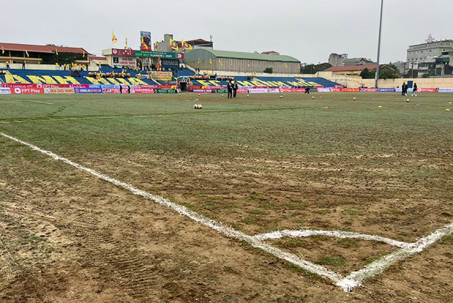 Sân Thanh Hoá bị chê như sân ruộng ở trận bóng đá “derby Thanh - Nghệ”