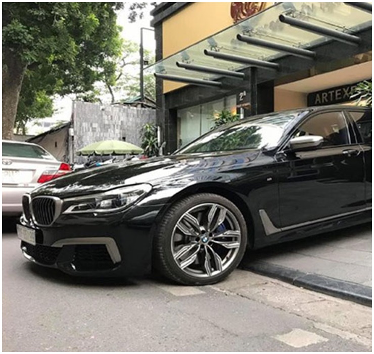 Bầu Hiển còn được cho là thường xuyên sử dụng một chiếc BMW M760Li xDrive. Tại Việt Nam, BMW M760Li xDrive được phân phối chính hãng với mức giá lên tới hơn 13 tỷ đồng.
