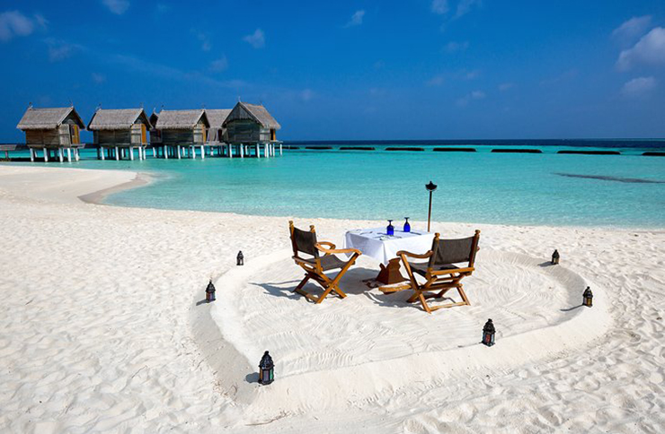 Bạn có muốn có một bữa tối lãng mạn bên bờ biển Maldives như thế này không, đừng chần chừ gì nữa mà đặt vé ngay. Điểm đến sang trọng ở Ấn Độ Dương này có cảnh quan độc đáo, với 26 hòn đảo siêu nhỏ hình tròn đan xen với nhau.&nbsp;Không có gì ngạc nhiên khi nó được đánh giá là một trong những hòn đảo đẹp nhất thế giới.
