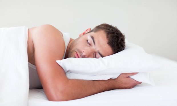 Đối với nam giới, tư thế ngủ của bạn có thể ảnh hưởng rất nhiều - từ chứng ợ nóng, đau lưng đến ngáy khi ngủ.&nbsp;