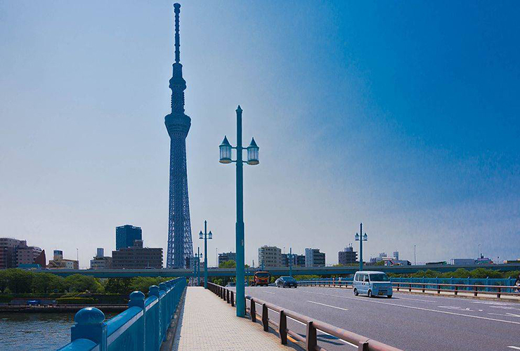 Tháp truyền hình Tokyo, Nhật Bản: Tokyo Skytree là một trong những tòa tháp nổi tiếng trên thế giới. Tháp Tokyo Skytree có chiều cao 634m, là tháp cao thứ 2 trên thế giới. Sách Kỷ lục Guinness Thế giới đã ghi tên Tokyo Sky Tree của Nhật Bản là tòa tháp cao nhất thế giới. Mặc dù tòa nhà cao nhất thế giới vẫn là Burj Khalifa của Dubai, cao 828m, nhưng nó được xây dựng để ở và thương mại, vì vậy nó được xếp vào một hạng mục riêng biệt.
