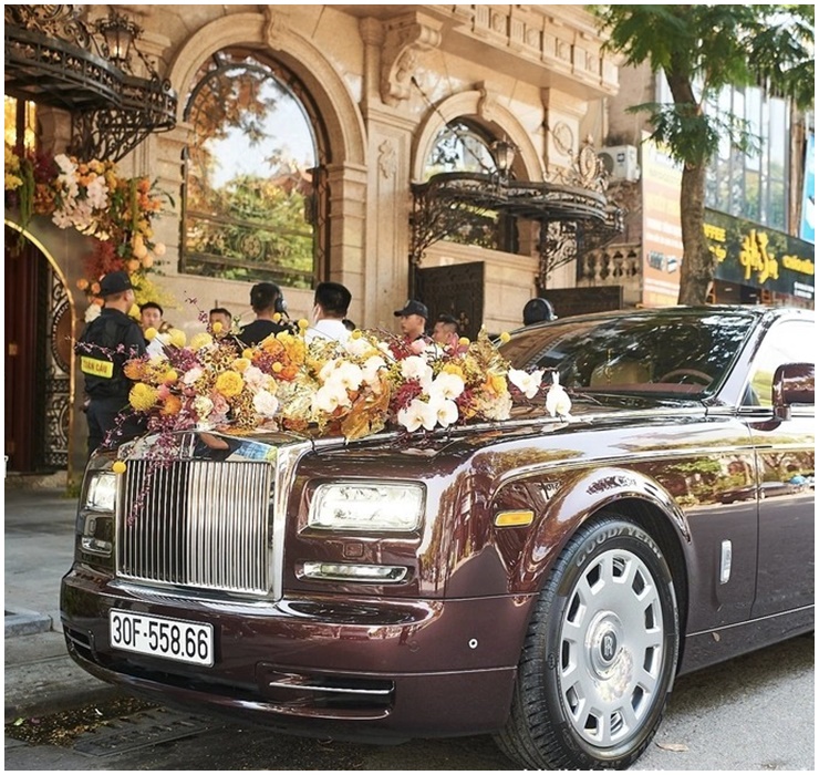 Vào tháng 10/2022, trong đám cưới diễn ra tại Hà Nội, Đỗ Vinh Quang ngồi siêu xe Rolls-Royce Phantom của bố để đi rước dâu.
