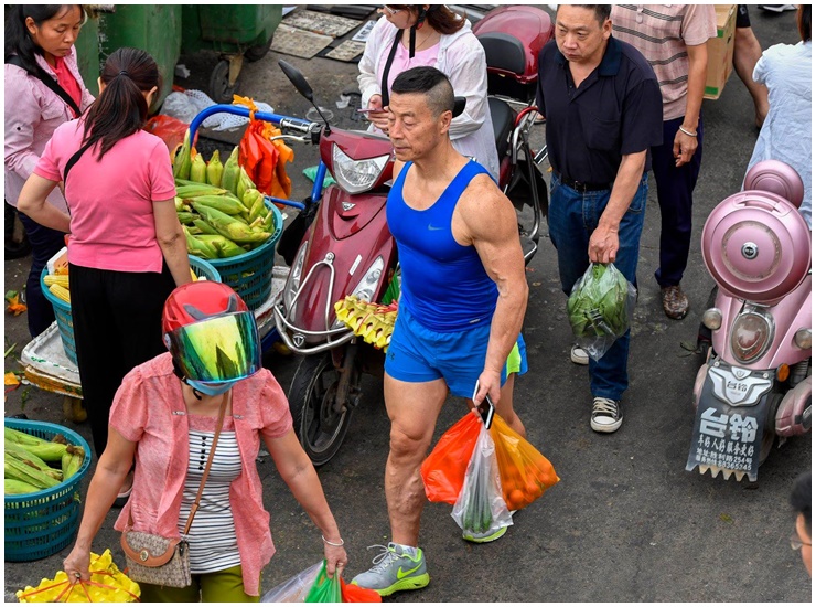 Huấn luyện viên thể hình&nbsp;tự mình đi chợ và nấu các bữa ăn tốt cho sức khỏe.