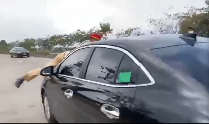 Ông Lý điều khiển xe ô tô không chấp hành hiệu lệnh của cảnh sát.
