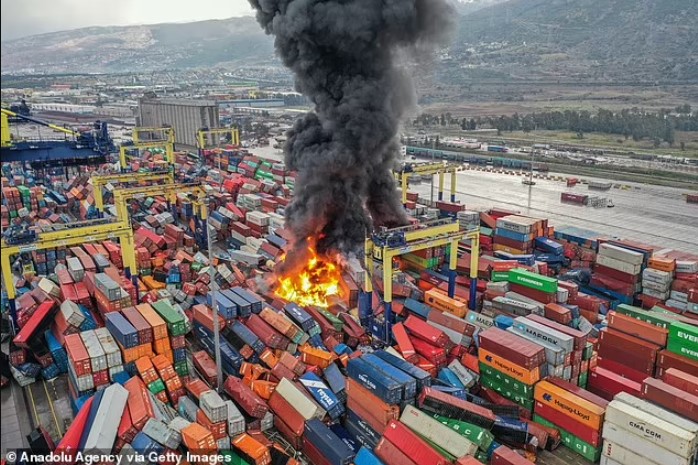 Các container ở tỉnh Hatay bị xô lệch trong động đất, gây ra cháy lớn. Ảnh: Getty