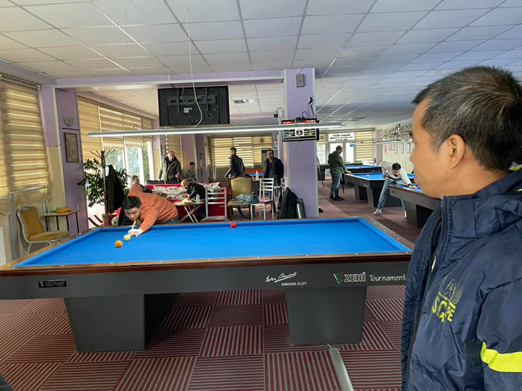 Quyết Chiến (bìa phải)&nbsp;và các tuyển thủ Việt Nam giao lưu tại một CLB Billiards ở Ankara trong lúc tìm chuyến bay về nước
