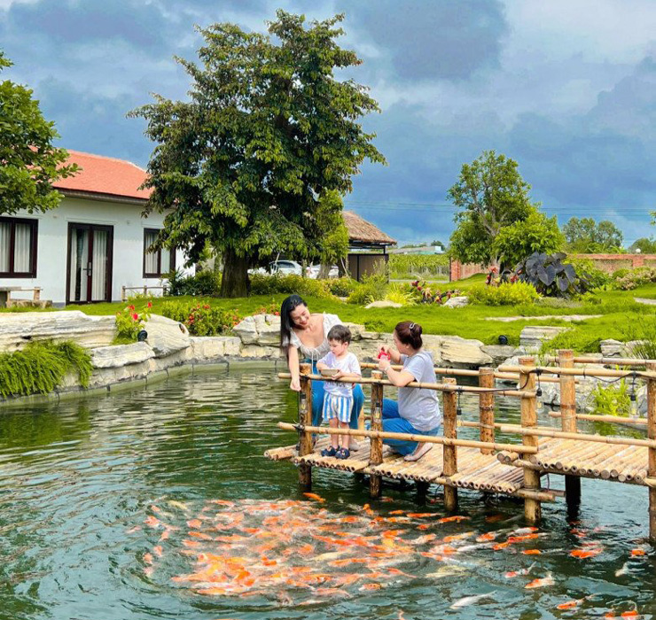 Hoàng Oanh đưa con trai tới thăm biệt thự sân vườn của nhà cô bạn thân Nhã Phương. Hồ cá khiến cậu bé rất thích thú.

