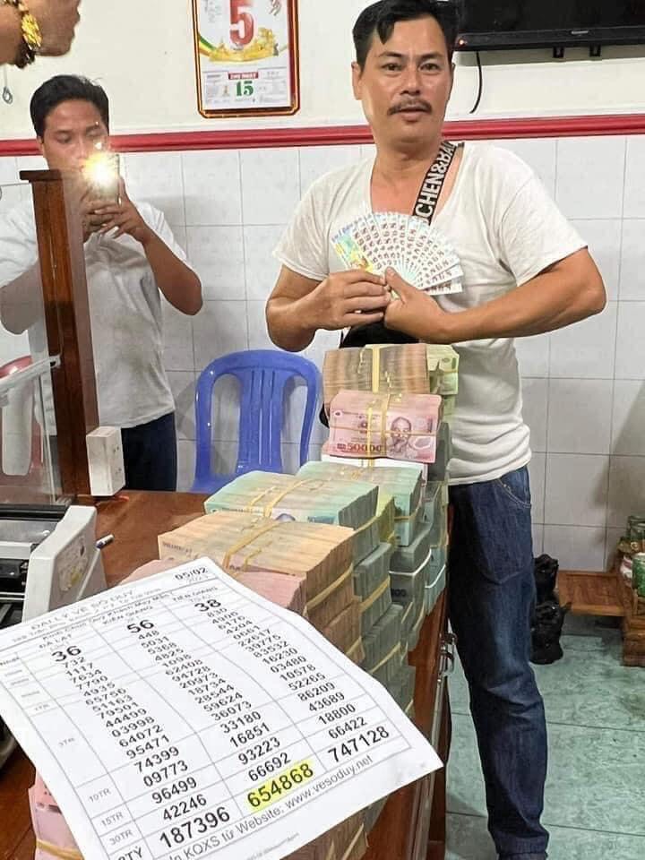 Hình ảnh 14 tờ vé trúng giải đặc biệt (ảnh trên), và ông Đặng Hoàng Thanh chuẩn bị tiền chi trả thưởng cho khách hàng. Ảnh: Facebook