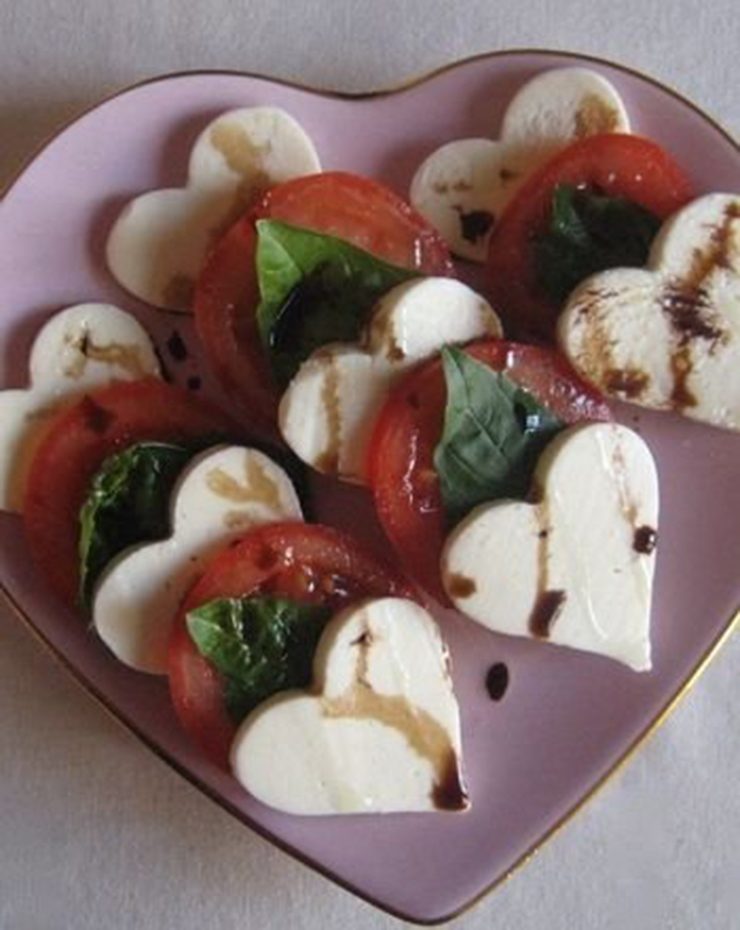Salad Caprese tình yêu đơn giản cho bữa tối đêm Valentine.
