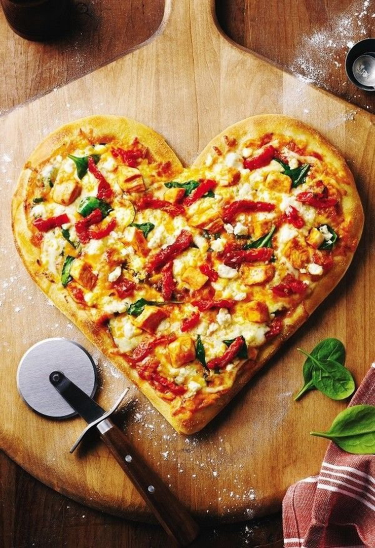 Nếu muốn cầu kỳ hơn chút, bạn có thể tự tay chuẩn bị pizza tình yêu này cho bữa tối.
