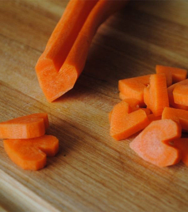 Bạn thể làm món canh rau củ, cà ri với tạo hình những miếng cà rốt đáng yêu như thế này. Món ăn này chắc chắn sẽ làm cho nửa kia cực kỳ bất ngờ.
