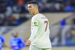 Ronaldo mới ghi 1 bàn được đồng đội bào chữa, không làm gì vẫn quyên tiền nạn nhân động đất