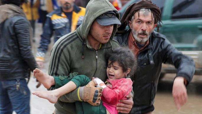 Một bé gái được giải cứu ở Syria sau trận động đất hôm 6-2. Tính đến thời điểm hiện tại, đã có hơn 5.000 người thiệt mạng. Ảnh: Reuters