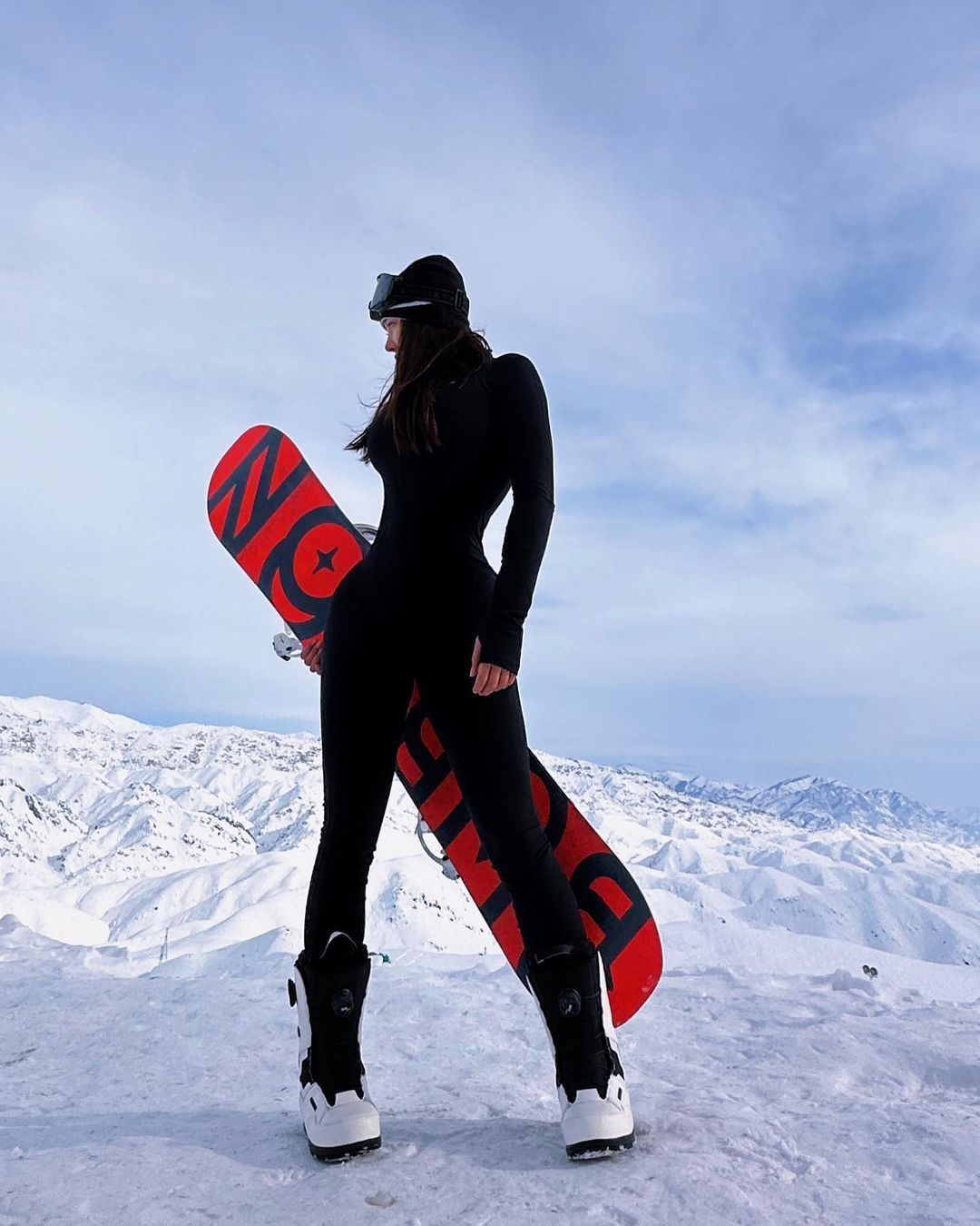 “Nữ hoàng phòng gym Trung Quốc” chọn đồ trượt tuyết cực nổi bật - 3