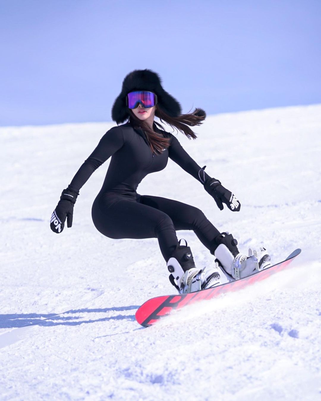 “Nữ hoàng phòng gym Trung Quốc” chọn đồ trượt tuyết cực nổi bật - 1