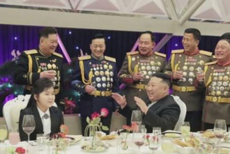 Ái nữ ông Kim Jong-un xuất hiện cùng cha tại tiệc chúc mừng quân đội