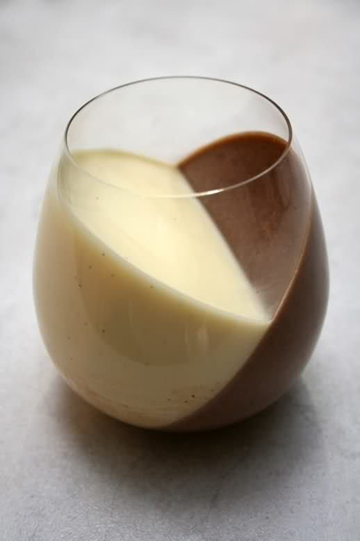 Đây là món thạch rau câu sữa và cà phê, bạn không cần chuẩn bị khuôn nhưng cần khéo léo nghiêng cái ly để tạo thành hình trái tim.
