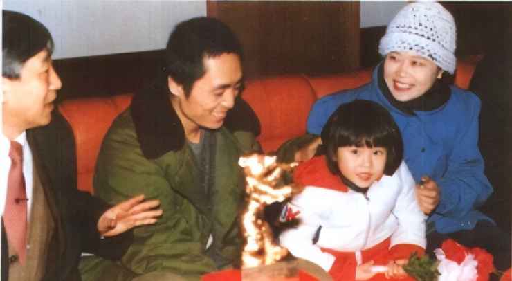 Trương Nghệ Mưu cùng vợ đầu Tiêu Hoa và con gái Trương Mạt.