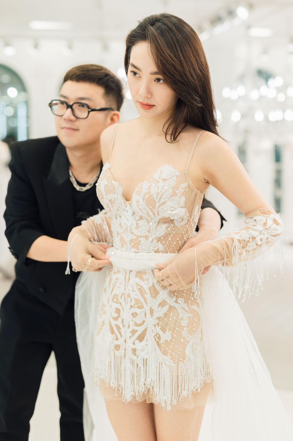 Minh Hằng lựa chọn nhiều thiết kế để diện trong lễ cưới. Cô được các nhà thiết kế là bạn thân lâu năm sáng tạo trang phục dựa trên phong cách và sở thích.