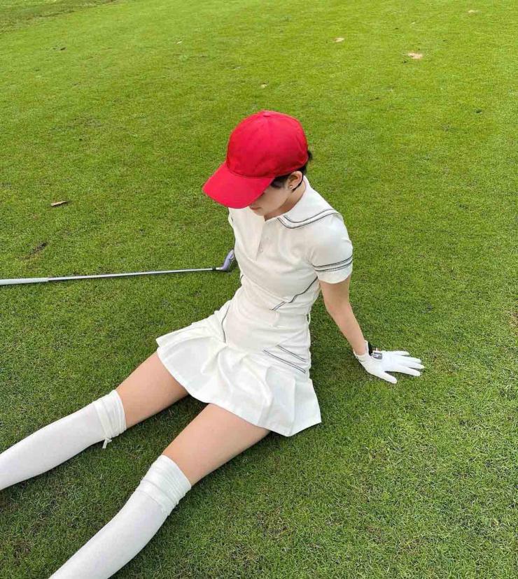 Kéo theo đó, trang phục chơi golf của phái đẹp cũng trở nên thời thượng và bắt mắt hơn. 
