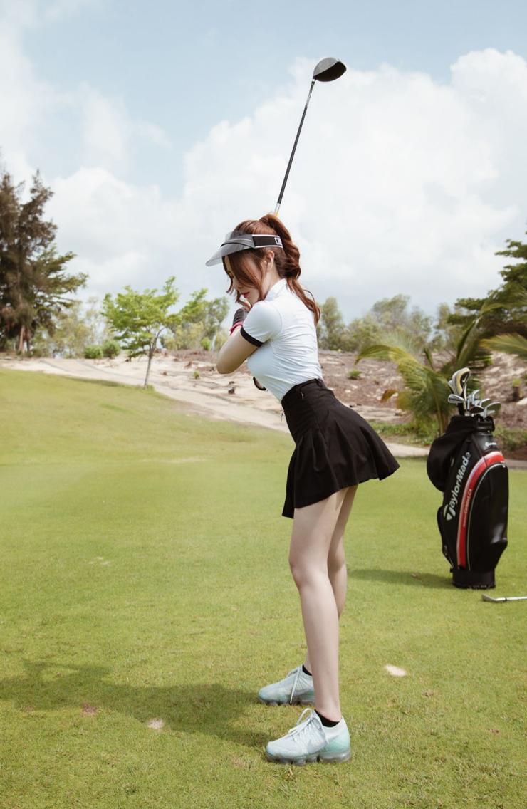 Một trong những item được phái đẹp lựa chọn nhiều để mặc khi chơi golf là chân váy tennis.

