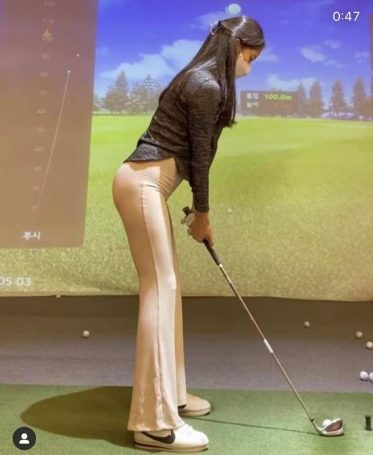Ngoài chân váy, những mẫu quần ôm vòng ba và loe ống cũng được nhiều người lựa chọn mặc khi chơi golf.
