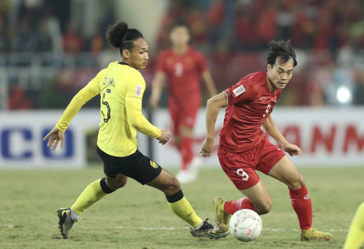 Tiền đạo Văn Toàn đi bóng đi hậu vệ Malaysia tại AFF Cup 2023. Ảnh: ANH THỎA