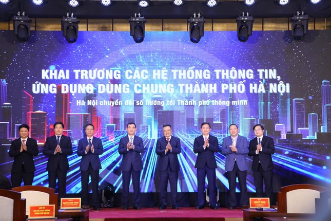 Chủ tịch UBND thành phố Hà Nội Trần Sỹ Thanh và các đại biểu dự lễ khai trương. Ảnh: PV.