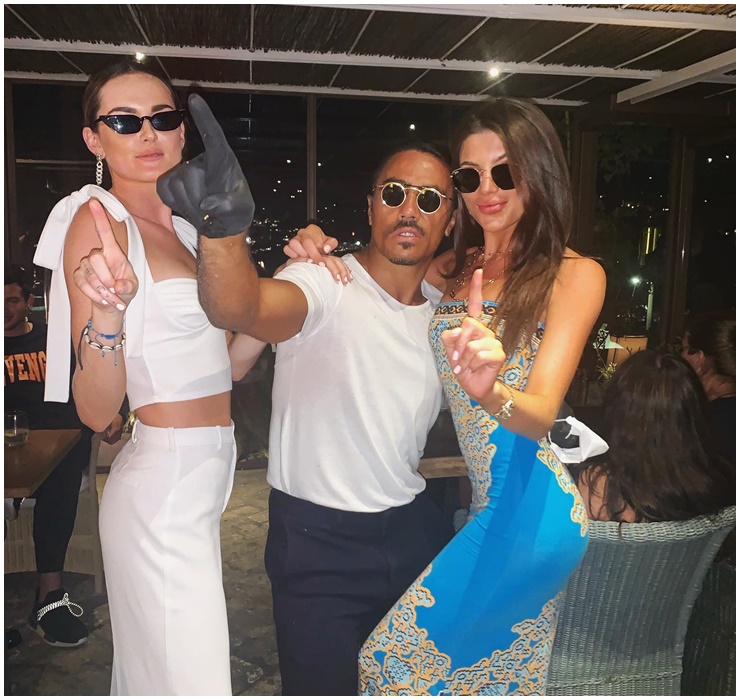 Chính phong cách ngông cuồng này của Salt Bae đã giúp ông thu hút được nhiều cô gái xinh đẹp vây quanh.
