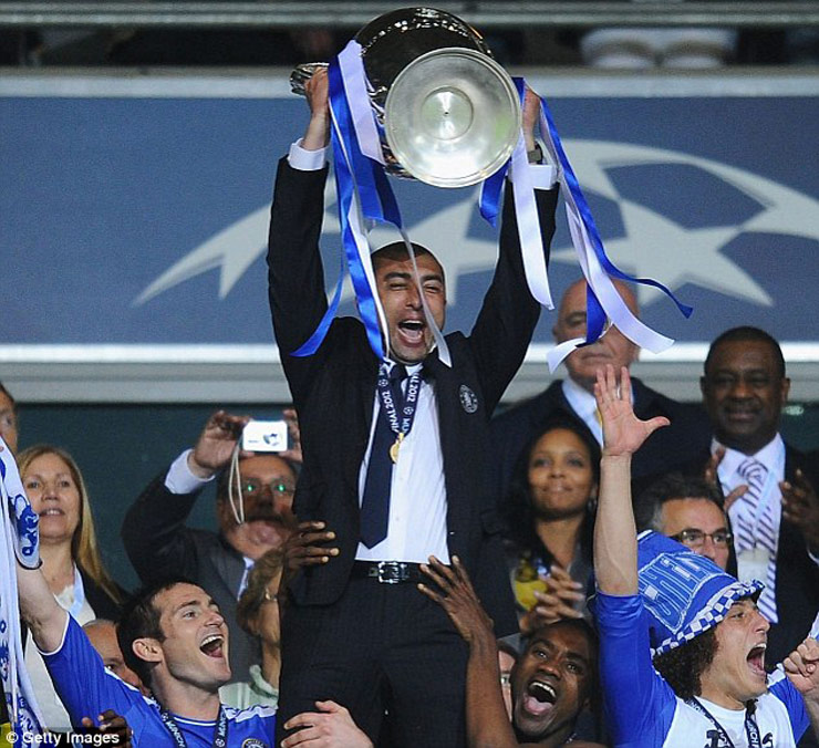 HLV Roberto Di Matteo cùng Chelsea nâng cúp Champions League năm 2012