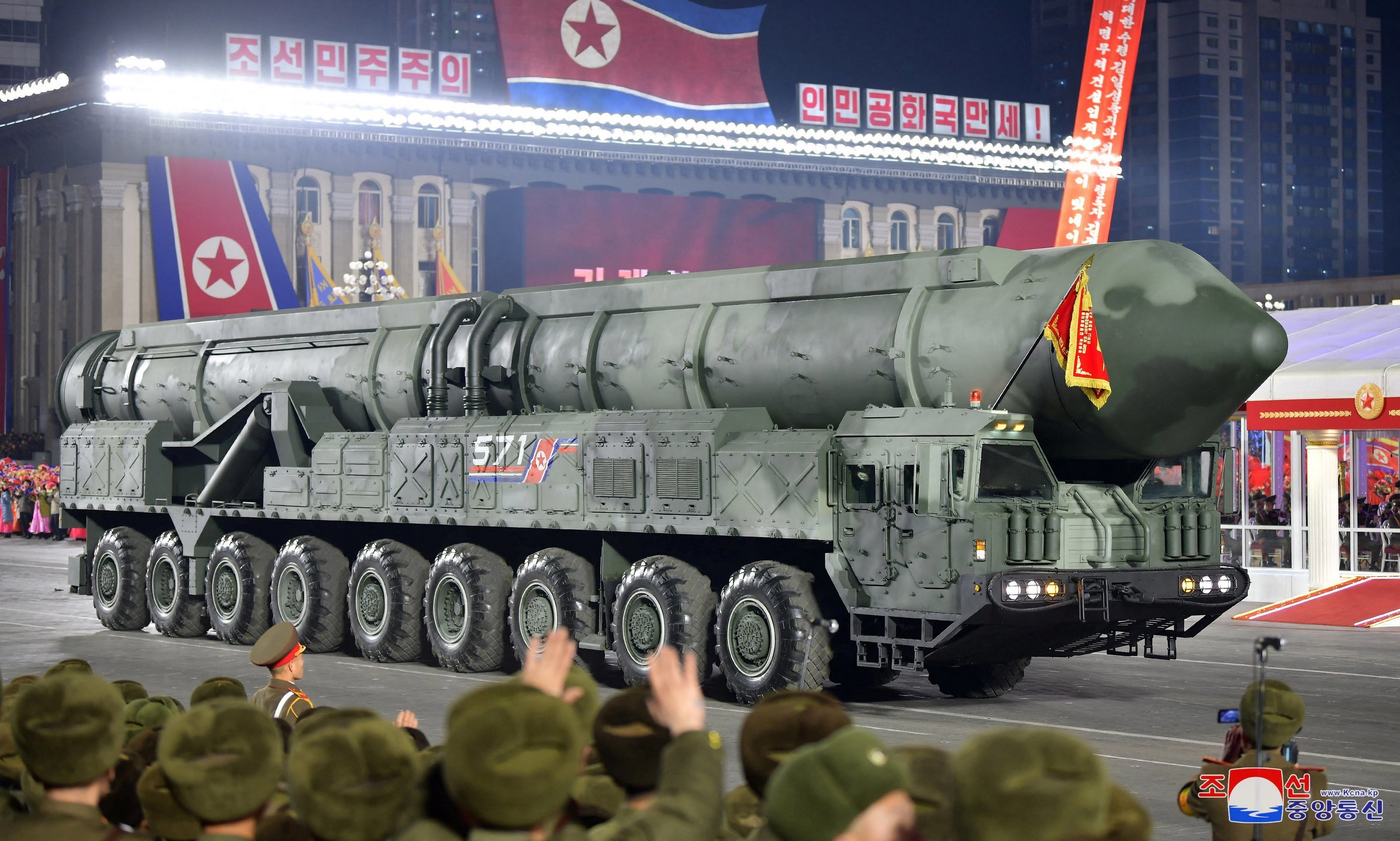 Triều Tiên cũng công bố mẫu ICBM đầu tiên sử dụng nhiên liệu rắn.