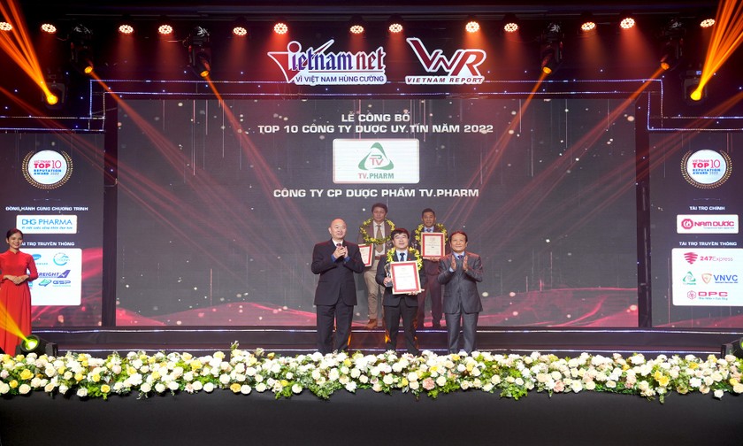 Ông Hà Ngọc Sơn – Tổng Giám Đốc TV.PHARM (đứng giữa) đón nhận cúp vinh danh và chứng nhận Top 10 Công ty Dược Việt Nam uy tín năm 2022
