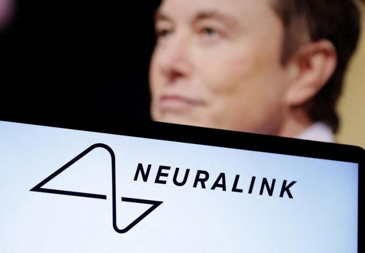 Logo công ty Neuralink và ảnh tỉ phú Elon Musk. Ảnh: REUTERS