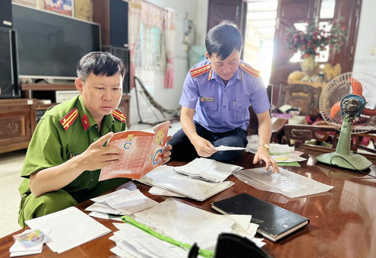 Lực lượng chức năng khám xét, thu giữ nhiều tài liệu liên quan