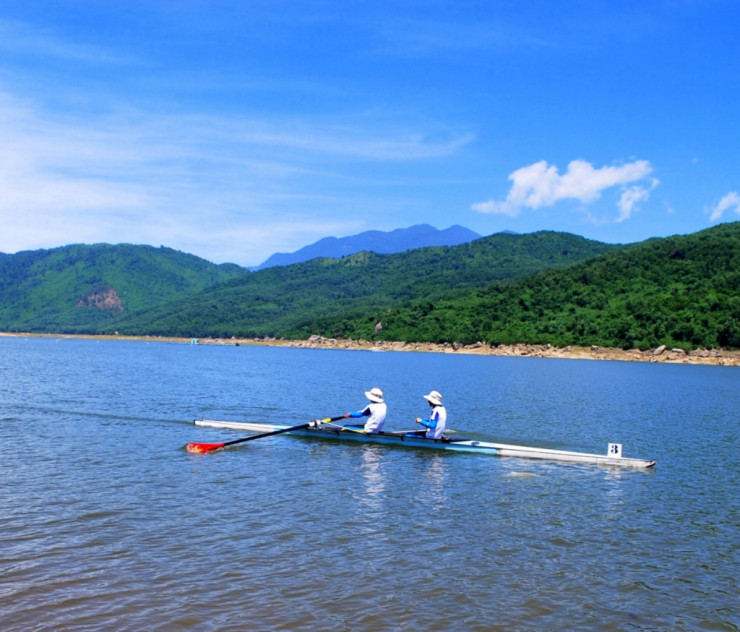 Đua thuyền Rowing và Canoeing Quốc gia trên mặt hồ mờ ảo.