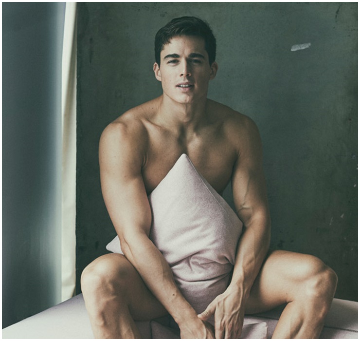 Ngoài đời, Pietro Boselli rất tích cực thực hiện những bộ ảnh gợi cảm, khoe hình thể cực phẩm của mình.
