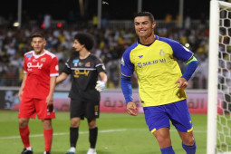 Ronaldo 4 lần ”nổ súng” ghi dấu hàng loạt kỳ tích đáng nhớ, khiến Messi ghen tị