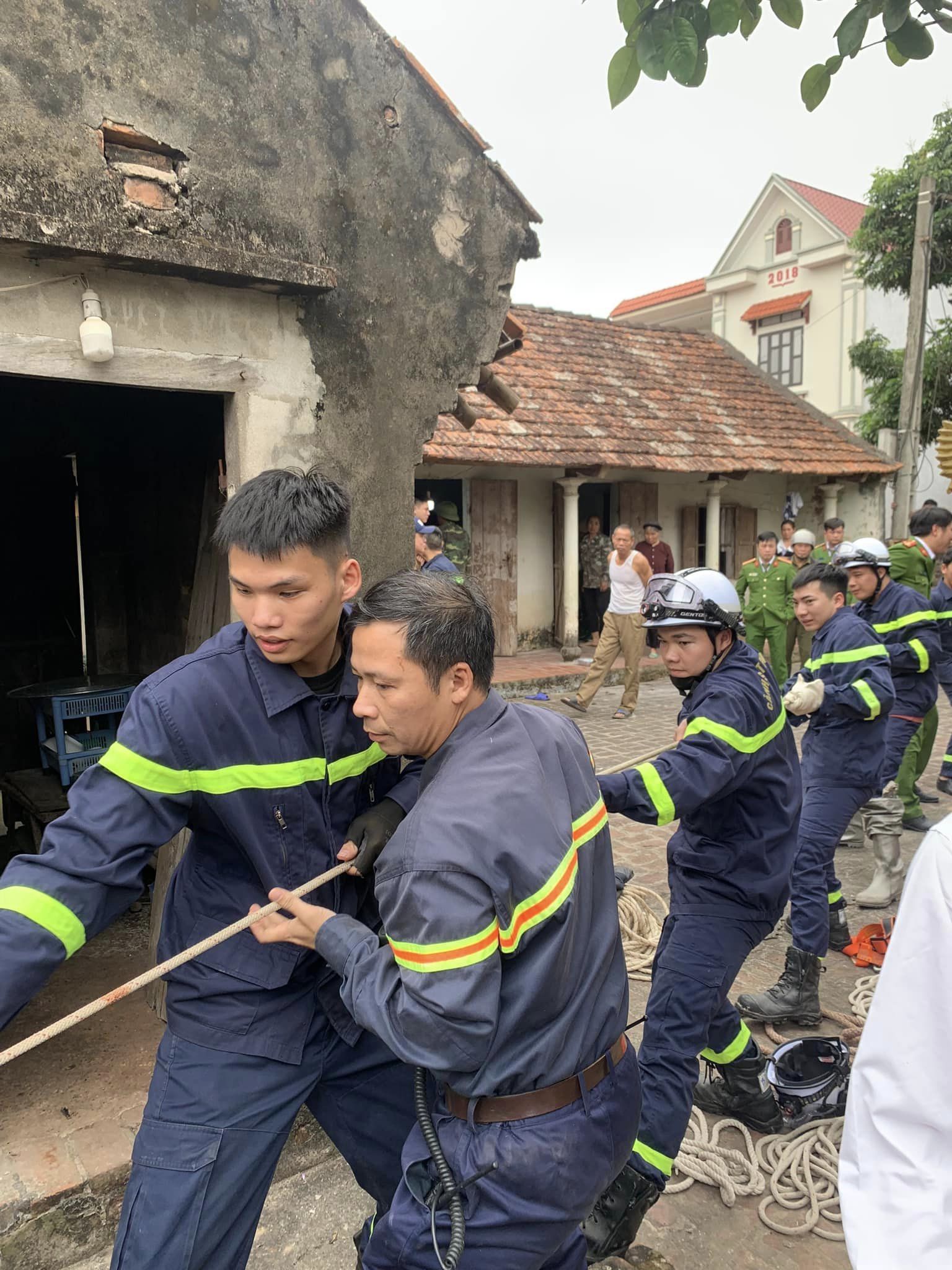 Công an đã cứu người đàn ông từ giếng nước lên an toàn, không nguy hiểm tính mạng