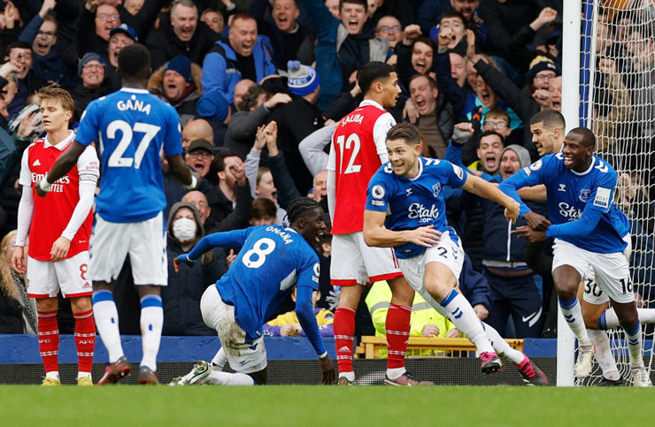 Dù để thua Everton nhưng Arsenal vẫn giữ được cách biệt 5 điểm hơn Man City