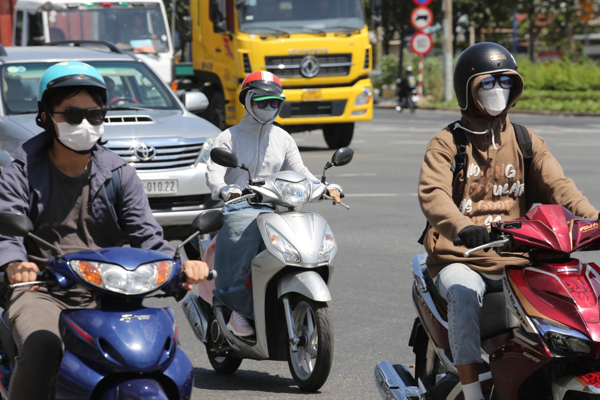 Nhiệt độ cao kèm với việc hơi nóng từ mặt đường bốc lên khiến người đi đường luôn cảm thấy khó chịu, khô rát.