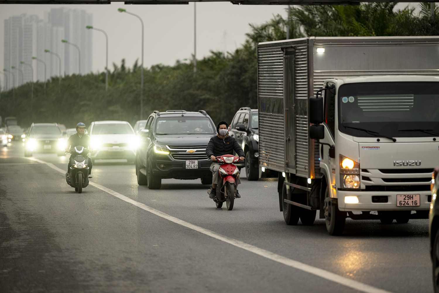 Mới đây, trên cao tốc TP.Hồ Chí Minh – Trung Lương, một người đi xe máy ngược chiều vào tuyến đường này đã bị xe tải tông tử vong. Tại Hà Nội, trước đó, trên đường cao tốc Đại lộ Thăng Long, nhiều lái xe máy đã bị tông tử vong khi vào tuyến đường cao tốc dành riêng cho xe ô tô.