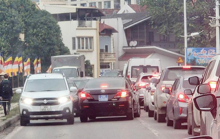 Xe ô tô biển xanh vi phạm giao thông trên đường Âu Cơ, quận Tây Hồ, Hà Nội vào chiều ngày 10-2 (Ảnh: CTVV)