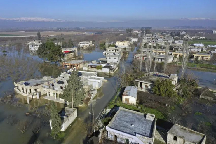 Làng al-Tlul thuộc tỉnh Idlib, Syria bị ngập lụt nghiêm trọng sau trận động đất kinh hoàng phá hủy một con đập trên sông ở thị trấn Salqeen gần biên giới Thổ Nhĩ Kỳ . Ảnh: Ghaith Alsayed/AP