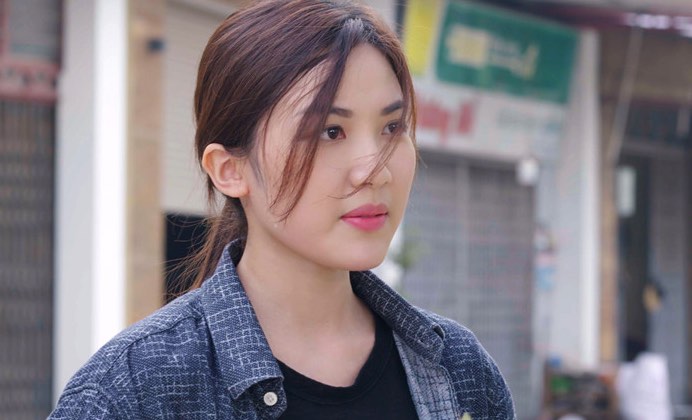 Cô Tơ bán nước dạo phim "Dưới bóng cây hạnh phúc" do Lương Thanh thủ vai.
