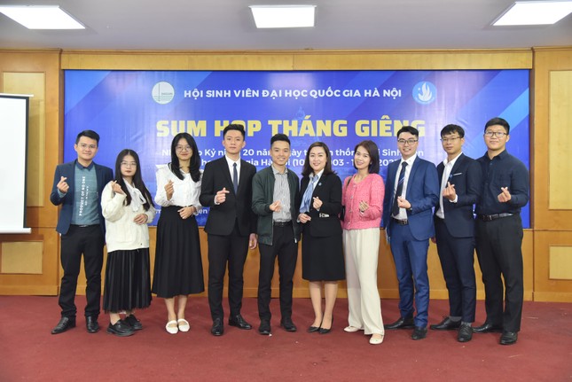 Thu Trang (thứ ba từ trái sang) dự chương trình Sum họp Tháng Giêng cùng anh chị nguyên cán bộ Hội trường Đại học Khoa học Tự nhiên.