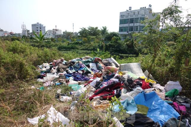 Hiện nay nhiều khu vực ở bờ kênh Tham Lương (đoạn qua địa bàn quận 12) đang trở thành bãi rác khổng lồ