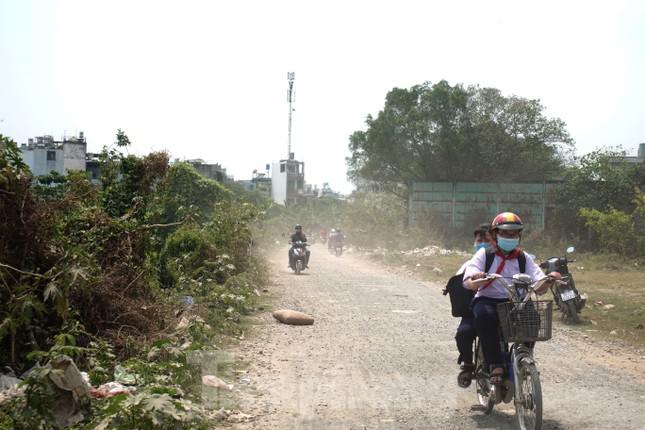 Anh Nguyễn Minh Phương (ngụ khu phố 13, phường Bình Hưng Hòa) cho biết, năm 2022 các ban ngành đoàn thể ở địa phương đã vận động xây dựng đường tạm ven kênh Tham Lương - Bến Cát - Rạch Nước Lên (đoạn từ đường số 10 đến UBND phường). Mục tiêu của con đường tạm này là để học sinh thuận tiện đi lại và phụ huynh đưa đón con dễ dàng hơn.