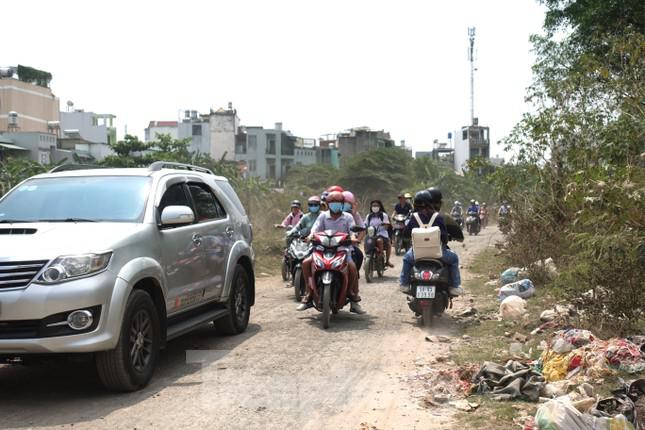 "Hiện tuyến đường này có nhiều người mang rác thải đến đổ trộm gây ô nhiễm. Bờ kênh một số đoạn bị cây cối che phủ. Người dân chúng tôi rất mong sớm triển khai dự án cải tạo môi trường tuyến kênh và xây dựng đường mới để giải quyết tình trạng ô nhiễm"- anh Phương bày tỏ.