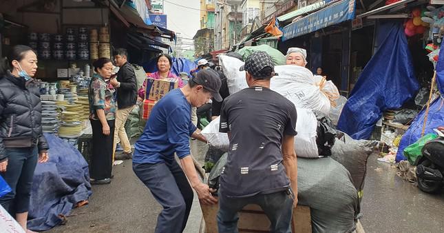 Các tiểu thương gấp rút chuyển tài sản, hàng hóa bên trong chợ Tam Bạc khi xảy ra hỏa hoạn.