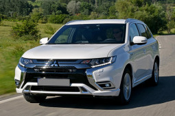 Giá xe Mitsubishi Outlander lăn bánh tháng 1/2023, ưu đãi 50% LPTB